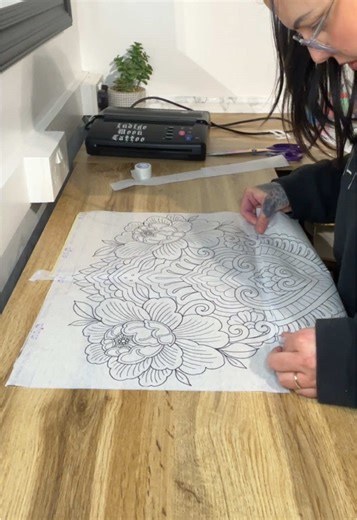 stencil, big prep, big vision 🖤🖊️ Here’s how I build large-scale tattoo stencils step-by-step — clean lines, perfect placement, and zero stress🙌🏼 Trust the process 😮‍🔥 #tattoostencil #tattooartist #tattooprocess #largetattoos #tattooeducation 🖤🖊️🔥