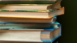 Camera Movement Along Stack Books 库存影片视频（100% 免版税）25722683 | Shutterstock