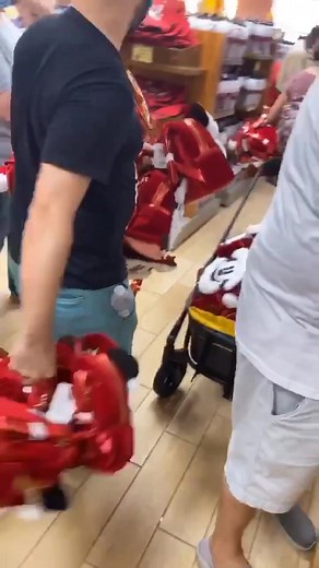 Everyone was crazy about this backpack that was going for $ 29 dollars #disney #disneyworld #florida #outlet #outletvineland #orlando