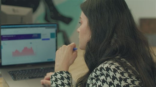 Concentrated woman working on the computer - Free Stock Video