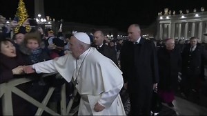 68K views · 428 reactions | An Silvester klammerte sich eine Gläubige an Papst Franziskus fest - der schlug ihr kurzerhand auf die Hand.  In einer Predigt sprach der Pontifex den Vorfall nun erneut an... | WEB.DE News | Facebook