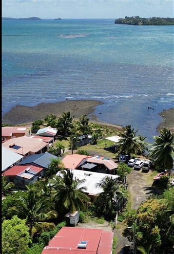 Maison à vendre au Robert ✨ Située en bord de mer, dans un environnement paisible et recherché, cette maison offre un cadre de vie agréable, idéal pour profiter du calme tout en restant proche des commodités. Elle se compose d’un séjour lumineux, d’une cuisine, de deux chambres, d’une terrasse couverte propice aux moments de détente ainsi que d’un espace de stationnement. Implantée sur une parcelle clôturée de 246 m² avec portail, cette propriété constitue une belle opportunité aussi bien pour u