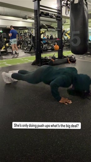 She’s only doing push ups whats the big deal? 👀 Did you know that: ✅ Woman have only 50% of mens upper body strength. ✅ Nearly 7 in 10 women cannot perform 10 push ups. ✅ If you can do 11 push ups you’ve hit the fitness standard for women. Send this to a strong woman you know. Let’s go! 💪🏾 Wednesday motivation, because “Time waits for nobody!” #pushups #gymlife #strongwomen #challenge #trending