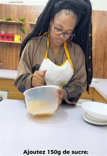 ☀️La vidéo complète sunnies ☀️ Ingrédients : -60g de farine -150g de sucre -160g de beurre -200g de chocolat -1 sachet de sucre vanillé ☀️Préparation ☀️ Battez les oeufs avec le sucre jusqu'à ce que le mélange blanchisse Ajoutez la farine, le sucre vanillé, et ajoutez le chocolat Faites fondre le chocolat cassé en morceaux avec le beurre et vous renversez dans la pâte homogène et mélangez Versez le tout dans un moule et mettez au four Temps de préparation : 15 min ☀️