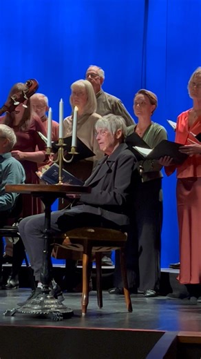 I söndags uppträdde poeten, författaren, musikern m m INGELA STRANDBERG i Varberg tillsammans med magnifika Varbergs kammarkör. Ingela har gett ut många böcker och är flerfaldligt prisbelönad. Hon var med och startade Hallands Författarsällskap! För 50 år sedan!