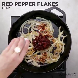 This chicken dinner has it ALL Easy ✓ One Skillet ✓ Flavor bomb ✓ Save this recipe: https://taste.md/2vkl9cF Love Tastemade? Check out the Tastemade Store and get 10% off through Labor Day. Use ‘TASTEMADE10’ at checkout! http://taste.md/2wxzPIV | Tastemade