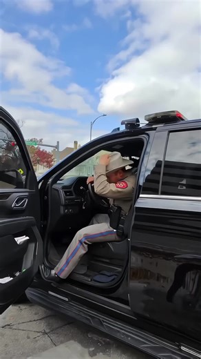cop pulls over a biker and then runs to catch another #police #bike #trending