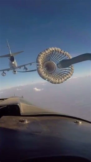 The Science Behind In-Flight Refueling | #BREAKINGNEWS #SHORTS #VIRAL #MIDAirREFUELING #JETREFUELING