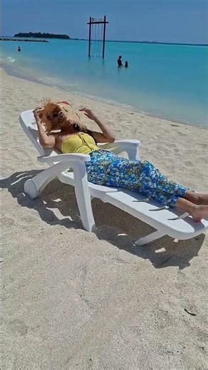 Is this beach fashion show make a match to this beautiful seaside 这是海滩时装秀？与这美丽的海滨搭配起来July 7, 2025