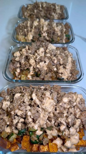 Turkey and Sweet Potato Taco Bowls 🦃🍠 Another version of one of my favorite meal prep recipes! I season the turkey with my homemade taco seasoning and combine it with some savory and filling sweet potatoes. I used zucchini but feel free to use other vegetables. The spicy lime mayo sauce adds the perfect touch to bring it all together! Enjoy! Servings: 4 Serving Size: 227g turkey, 300g potatoes, 116g zucchini Macros Per Serving: 862 cal, 64g P, 65g C, 50g F Seasoned Ground Turkey 🦃 Ingredients