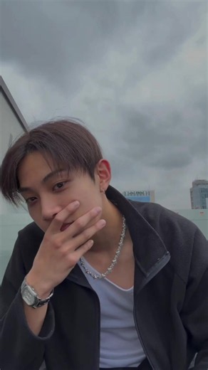 its a cold night for a date but he took your hand and held it inside his pocket #ryul #률 #lngshot