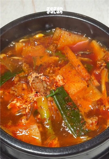 Lagi pengen makan yang hangat-hangat tapi tetap light di perut? 🍲✨ Ada Korean resto authentic di Solo yang sekarang hadir dengan vibe baru yang makin kerasa “Korea banget” 🇰🇷 Nggak cuma tempatnya yang makin fresh, mereka juga keluarin menu baru Korean soup yang wajib dicoba: — Chadol Kimchi Jjigae — Sogogi Beef Sundubu Jjigae — Chadol Beef Yukgaejang Yang bikin suka, rasanya tetap authentic pakai resep Korea asli, tapi bumbunya masih ramah di lidah Indonesia 🤍 Kuahnya seger, gurih, hangatnya