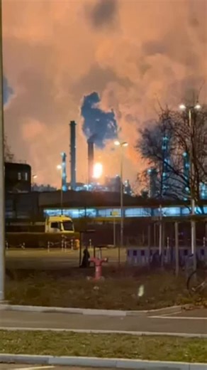 Ludwigshafen/Germany 🇩🇪 BASF/Fackeltätigkeit am Steamcracker Heute, 18. Januar 2026, kam es gegen 18:30 Uhr aufgrund eines technischen Defekts zu einer Betriebsunterbrechung im Steamcracker der BASF SE in Ludwigshafen. Die Sicherheitssysteme reagierten wie vorgesehen; das überschüssige Gas wird über eine Fackel verbrannt. Dabei kommt es zu einem weithin sichtbaren Feuerschein sowie zu Lärmentwicklung, die noch bis Anfang der kommenden Woche andauern können. Der Steamcracker spaltet unter Zusat