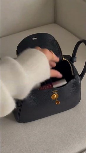 What's in my Bag: Hermes Mini Lindy Black-gold on body Review Capacity / What fits Hermes Bag?