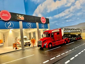 Volvo VNL 740 voor 100 jarig Royal Den Hartogh Logistics🇳🇱 Tekno Models, scale 1:50 27-09-2021 | Door Iep van der Meer Het 100 jarige Den Hartogh Logistics heeft ter ere van het jubileum een dikke Amerikaanse Volvo op de weg gezet. Het is een Volvo VNL 740 en dat slaat niet op het vermogen maar op de cabinelengte. Deze Volvo is uitgerust met de bekende D13 motor van Volvo met 500 pk. Achter die voor ons bekende krachtbron is de Volvo I-Shift versnellingsbak gemonteerd. Kortom, Europese technie