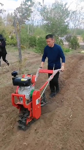 Export-type multi-functional hand-held single-chain track micro-tiller, one machine with multiple functions, saving labor and effort, can be used with various agricultural tools, simple and flexible operation, suitable for use in various scenarios, reducing labor intensity, improving work efficiency, and ideal for agricultural planting good helper!#tractor #Factory #daily #tiktok #fyp #Microtiller#agriculture#agricultural machinery#Agricultural planting#export trade#Factory sales