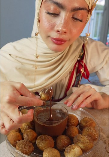 Coucou mes chéries ! 🍫🍌 Aujourd'hui, je vous partage une recette simple, rapide et trop gourmande 🤭 Ingrédients : 1 tasse de farine 2 bananes bien mûres 1 cuillère à soupe de levure chimique Huile en spray (pour la cuisson à l'air fryer) Sucre Cannelle en poudre Préparation : Écrasez les bananes dans un bol jusqu'à obtenir une purée. Ajoutez la farine et la levure chimique, puis mélangez jusqu'à obtenir une pâte homogène. Formez de petites boules avec la pâte. Vaporisez légèrement les boules