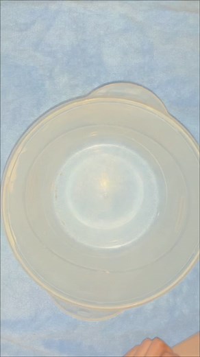 hii guys 🥰 this is my first video, please ignore the hair dye and bandaid on my hands lol. this mix is carpet powder, ajax, laundry powder, and scent crystals 🫶🏻. im not home at the moment im on vacation but i have 2 big buckets at home. i just couldnt help myself 😁🤤 ill post more videos soon. also, @⁉️ is my main #powder #powderasmr #powderbaby🤍 #powderplay #powderplayasmr #powderplayasmr🤍 #powderplayoverloads #ajaxpowder #ajaxpowderplay #ajaxasmr #cometpowder #cometpowderplay #laundrypo