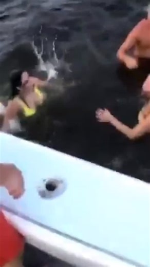 Cfue on Instagram: "When you don’t let your party get shit because of two girls 🤣🤣🤣 #🎂要怎麼不經意的讓另一 #实验 #战斗中 #follow #fight"