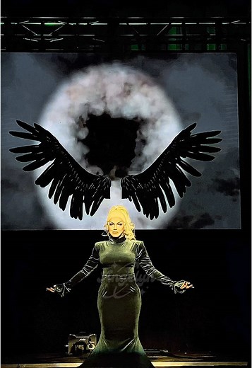 She’s definitely floating on air, baby! @Captivating Katkat Alam mong pinaghandaan yung pasabog na performance kapag naka alien look hoverboard na siya eh🔥❤️ #fyp #captivatingkatkat