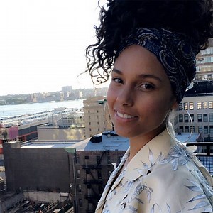 5.5M views · 44K shares | "'Cause I don't want to cover up anymore. Not my face, not my mind, not my soul," Alicia Keys says of why she stopped wearing makeup. | Yahoo | Facebook