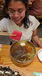 219K views · 2.2K reactions | Comí pasta fría coreana con sandía, huevo, carne, pepino... Súper rara! | Chapina en China | Facebook