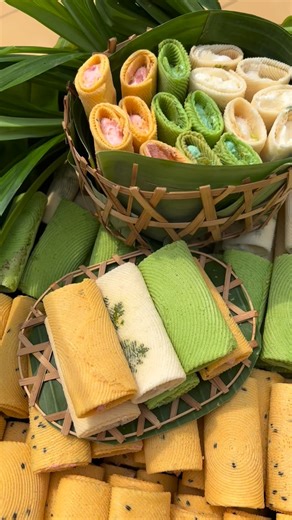 🥯🥯🥯 BÁNH NGÒ KẸP KEM thơm ngon 🥯🥯🥯 🍃lá dứa 🍓dâu 🥛kem sữa 🧇 Hộp mix ✨ Hộp 500gr: 85.000đ Bánh ngò có hương vị rất đặc biệt thơm thơm của rau ngò, giòn giòn của bánh, béo ngọt của bơ KEM. Cùng với vị ngọt và mặn của những gia vị đi kèm hòa quyện nhau làm cho bánh vô cùng bắt mắt và hấp dẫn. 🚛 Giao hàng siêu tốc từ 60-90 phút trong nội thành ☎️ Hotline Tư vấn & Giao hàng: 0979885554 0967894341 🌐Website: www.anvatchumanh.com 🏪 Địa Chỉ: 69/1 cao thắng phường 3 quận 3. | Ăn Vặt Chú