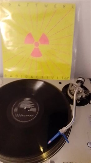 Videos de Rubén remember 90 (@ruben_remember_90) con “Radioactivity (2009 Remaster) - Kraftwerk”