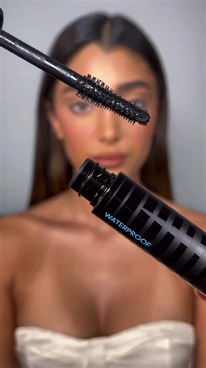 1 mascara M·A·CStack = des possibilités infinies de looks ! 😇 Superposez-le selon vos envies afin d'obtenir le volume souhaité pour vos cils. Disponible dans une nouvelle version waterproof💧(https://bit.ly/3rw0Yu9), il sublimera votre regard en toutes circonstances. Allez-vous l'emporter avec vous pour vos vacances ? ☀️ 📹 Regram @pazit_horesh_saig @maccosmeticsturkiye #MACStackWaterproof #WaterproofMascara #MakeUpLovers | M·A·C Cosmetics