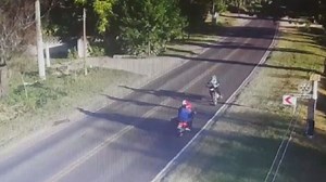 VIDEO El choque imposible: dos motos, de frente