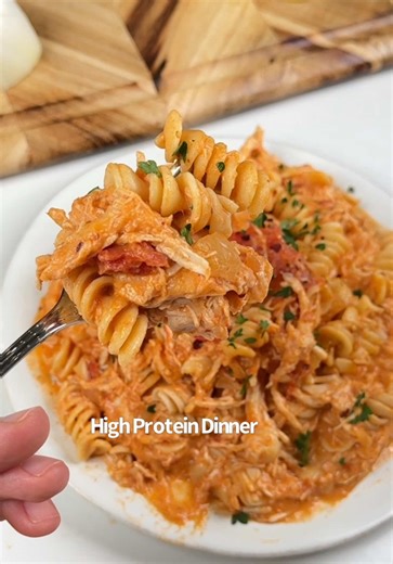 Say “YUM” if you would eat this Creamy Slow Cooker High Protein Chicken Pasta Dinner 🤤🙌🔥 Recipe below ⬇️ To get my KETO pasta with 20g protein go to the link in my bio or search: Care Free Kitchen Keto Pasta on Amazon! It’s 30% off with: 30CFKPASTA ❤️ What you need: 8 oz low carb pasta 2-3 chicken breasts 1 jar of marinara sauce 1 jar of Alfredo sauce 1 cup shredded mozzarella 1/2 an onion, diced Italian seasonings How to make it: 1. Cook all ingredients except your pasta & mozzarella for 3-4