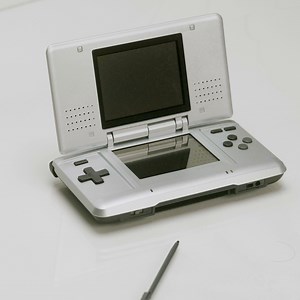 Il y a tout juste 20 ans, la Nintendo DS a fait son arrivée en Amérique du Nord ! Quels sont vos jeux favoris sur cette console ? | Nintendo