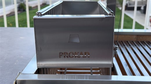 Prokan Argentine Island Grill Build & Performance 🔥 The first thing you notice about the Prokan Argentine Island Grill isn’t the fire—it’s the construction. This grill is built like a tank, from the heavy-gauge steel to the smooth-lifting adjustable grates that give you precise control over the cook. Everything feels intentional, solid, and designed to last. Once the fire is going, the engineering really shows. Heat is evenly distributed across the cooking surface, the grates move effortlessly,
