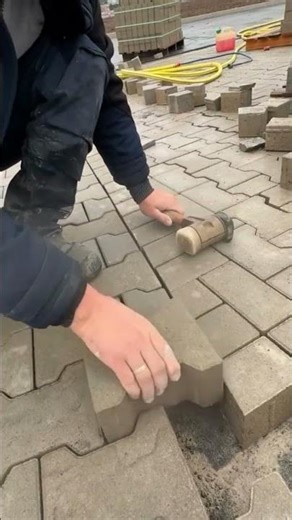 the process of installing paving blocks in the yard neatly #construction #paving #popular #shorts