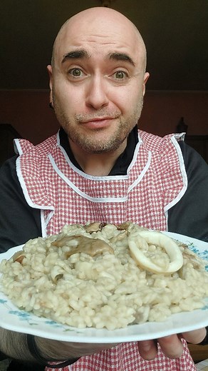Risotto con funghi e calamari Risotto cremoso con funghi e calamari pronto in pochissimo tempo. Salva la ricetta e condividila con un amico o familiare Io a casa lo faccio così: 🔸️ Riso 🔸️ Calamari 🔸️ Funghi porcini secchi 🔸️ Brodo vegetale 🔸️ Olio 🔸️ Sale 🔸️ Pepe 🔸️ Burro 🪧 io ho usato i calamari congelati, una salvezza e sempre utili per sfizi dell'ultimo minuto, potete usare tranquillamente anche quelli freschi, lo stesso per i funghi, potete usare qualsiasi fungo a vostro gradimento