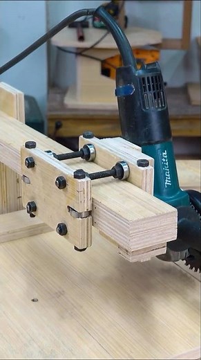 Amazing Circular Saw Slide Guide Jig #woodworking #tredning #diy
