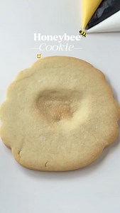 🐝 Bee-lieve in cookies this cute This beehive cookie is giving busy bee vibes with tiny hand-piped bees and sugar flowers. It’s the kind of cookie that makes everything feel a little sweeter. 🫶🏼Recipes and cookie cutters available in my link in Bio #cookiedecorating #honeycombs #bee #satisfying #ideas #diy | thelucky.cookie