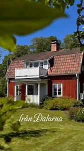 Glad midsommar 🍓🇸🇪🌸 I år firar vi midsommar i min mormors barndomshem i Dalarna. Det blir kransbindning, sillunch, stångresning och dans i byn. Hur firar du midsommar i år? P.s. Noterar du bänkpressen och skivstången på gräsmattan? #dalarna #lantligt #husoghjem #lantliv #scandinavischwonen #scandihome #lantligthem #midsommar #midsommarafton | My New England home