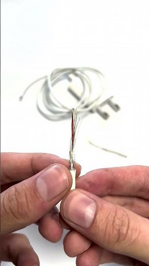 Inside of an Apple Lightning Cable 👾