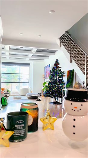 obé Fitness on Instagram: "Hot cocoa is great, but these 3 moves will warm you up faster. 🔥☕️ Save this warm-up and try it before your next workout — or just to shake off the holiday chill. Your body will thank you. 💜 #HolidayFitness #Fitness #MoveWithObé #FitnessFun #HolidayWorkout #NewYearFitness"