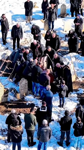 Bugün Şırnak’ın İdil ilçesine bağlı Öğündük (Midin) köyünde, yurtdışında vefat eden Süryani vatandaşımız Gabro Zeren, vasiyeti üzerine doğduğu topraklarda son yolculuğuna uğurlandı. Almanya’dan getirilen naaşı için önce köy kilisesinde cenaze töreni düzenlendi, ardından Öğündük Köy Mezarlığı’nda defnedildi. Cenazeye yalnızca Süryani cemaatinden değil, çevredeki Müslüman köylerden gelen çok sayıda Kürt komşu da katıldı. Yüzyıllardır aynı coğrafyayı paylaşan insanlar, acıda da yan yana durdu. Töre