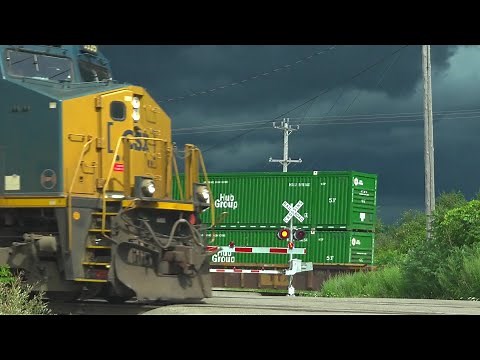 2 Giant Trains Meet! Union Pacific Train Meets CSX Train! Big 2 Mile Long NS Train! + More Trains!