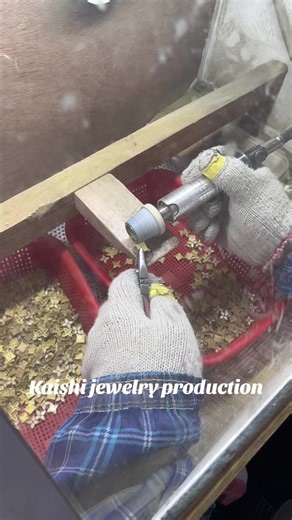 “Curious about how a brass jewelry piece transforms from raw material to a stunning masterpiece?✨ Today, we’re revealing the sandblasting process, where we precisely remove sprue marks to make the surface smoother and more refined. Every piece goes through this delicate work to achieve perfection! Want to see more behind-the-scenes craftsmanship? Tap in and watch!🔥 #BrassJewelry #JewelryMaking #Craftsmanship #BehindTheScenes #JewelryProduction #BrassFactory#GoldPlatedJewelry #HandmadeJewelry #A