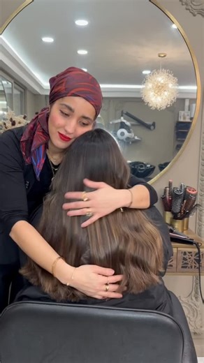 💇🏻‍♀️ Fatima on Instagram: "Je prends ma petite sœur comme exemple🫶 Après 2 mois sur une brune sans trop d’entretien 👀, le blond a bien dégorgé… Résultat : des mauvais reflets qui s’installent.. Du coup, on lui fait une patine + un soin Tokio pour raviver la couleur et réparer le cheveu en profondeur 🫧 #patine#haircare#cheuveuxcassés#blond#humour"