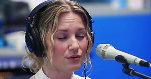 No One Has EVER Performed ‘O Holy Night’ The Way Jennifer Nettles Just Did