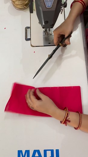 Ye puffy selvees design aapko kesi lgi # viral #beautifullselvesdizayn #blausebackneckdesign #viralreelsvideo | Manju boutique house