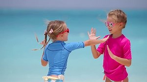 Adorables petites filles à la plage pendant les vacances d'été