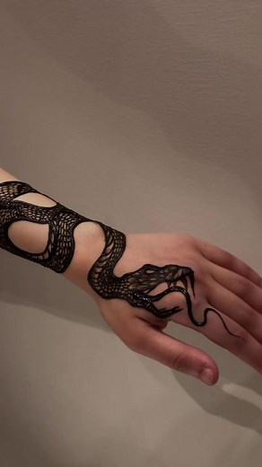 Customize your snake 🐍 #fypage #hennadesign #hennaegypt #fyp #hennapro #hennaart #viralvideo