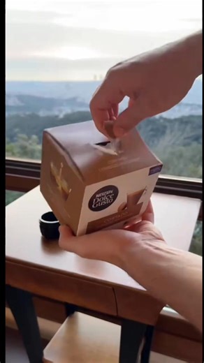 ✨☕Café quentinho onde e quando quiser!☕✨ Apresentamos a Mini Máquina de Café Expresso Elétrico Portátil Sem Fio - sua nova parceira para começar o dia com energia, até nos lugares mais inesperados! 🚗🏠 ✅Compacta e leve: Cabe na bolsa, no carro ou na mochila. ✅Sem fio: Carregamento USB e autonomia para várias doses de café. ✅Compatível com cápsula e pó de café. ✅Ideal para viagens, trabalho camping ou aquele momento relax em casa. Com ela, você tem sabor e o aroma do café expresso fresquinho em 