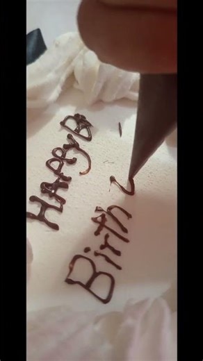 How to write on a cake